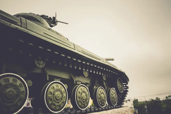 Tanque militar en la ciudad — Foto de Stock