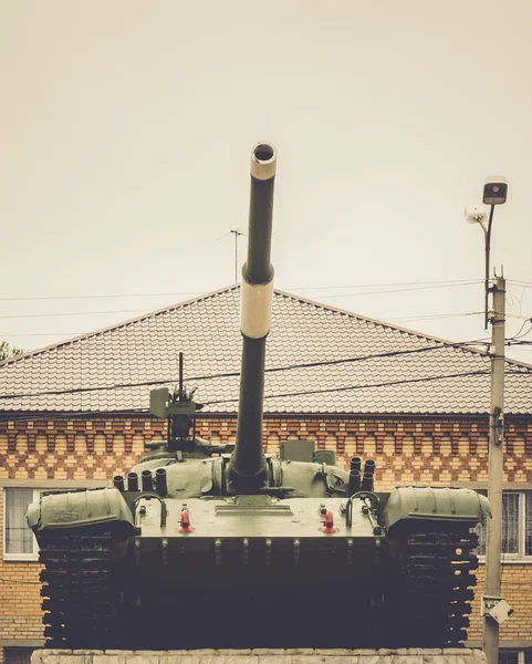 Czołg wojskowy w mieście — Zdjęcie stockowe