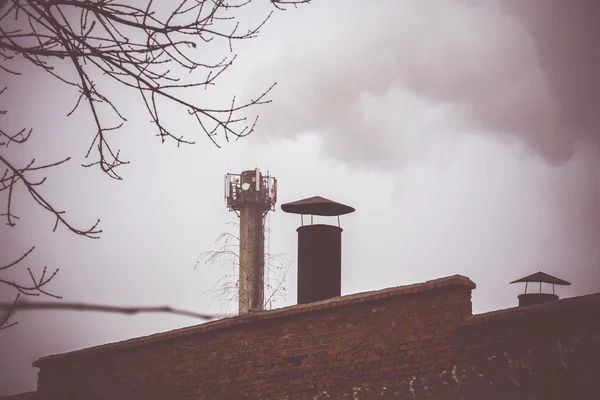 工厂堆栈和烟雾 — 图库照片