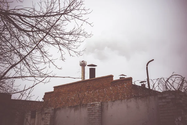 Zásobníku factory a kouř — Stock fotografie