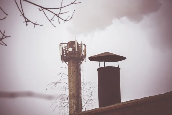 Zásobníku factory a kouř — Stock fotografie