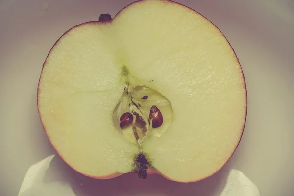 Yarım kırmızı elma makro — Stok fotoğraf