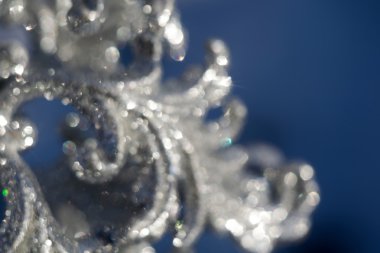 Kar üzerinde bulanık gümüş kar tanesi