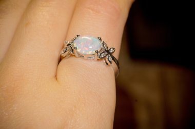 Beyaz Opal yüzük