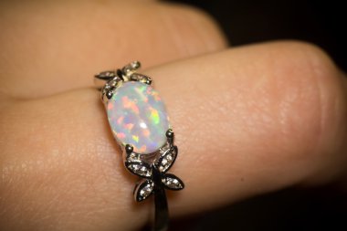Beyaz Opal yüzük