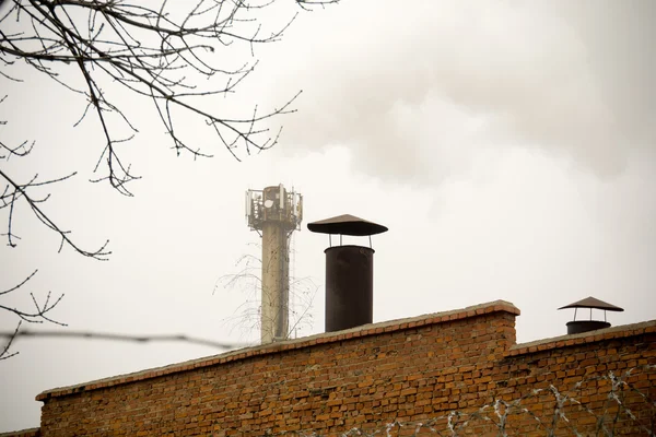 Fabrikschornstein und Rauch — Stockfoto