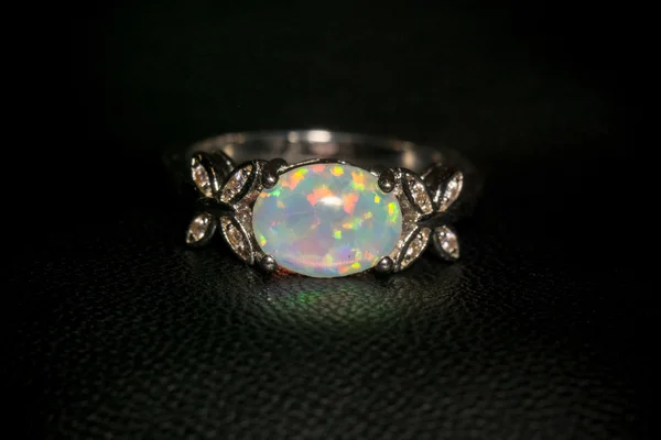 Witte Opal Ring — Stockfoto