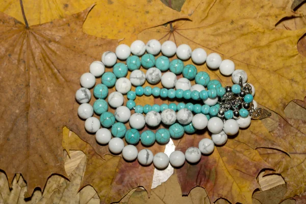 Perles turquoise bleues et blanches — Photo