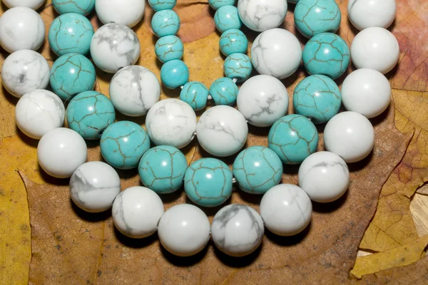 Blaue und weiße türkisfarbene Perlen — Stockfoto