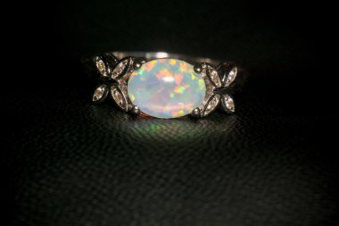 Beyaz Opal yüzük