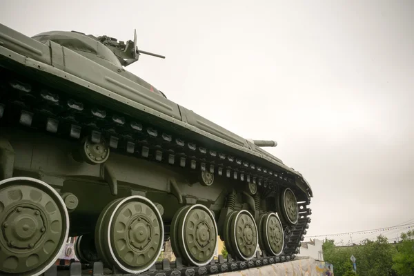 Tanque militar en la ciudad — Foto de Stock