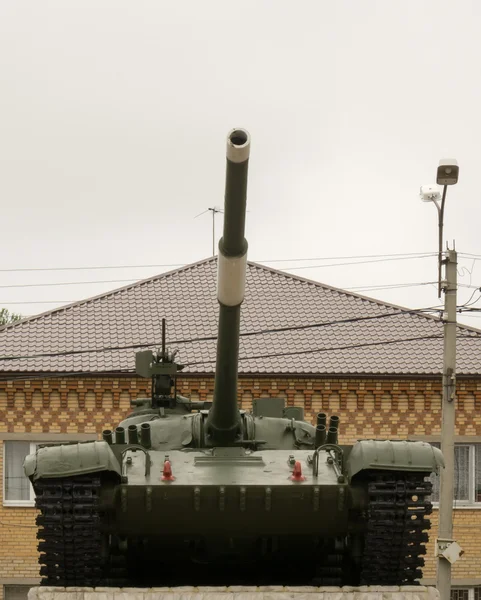 Tanque militar en la ciudad — Foto de Stock