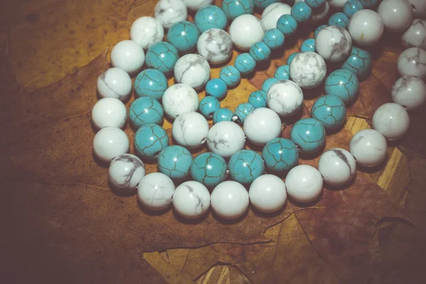 Blaue und weiße türkisfarbene Perlen retro — Stockfoto