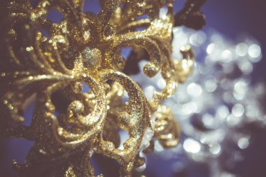 Altın ve gümüş kar tanesi üzerinde kar Retro