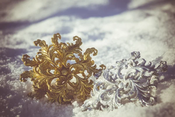 Fiocco di neve in oro e argento su neve retrò — Foto Stock