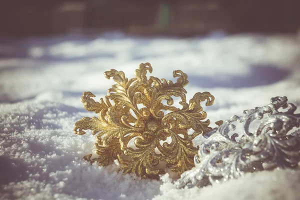 Gold und Silber Schneeflocke auf Schnee-Retro — Stockfoto