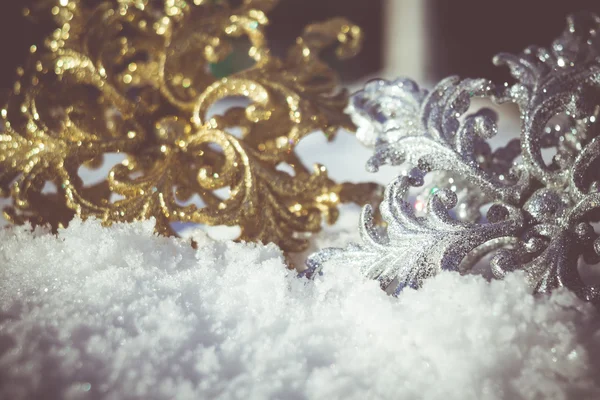 Gold und Silber Schneeflocke auf Schnee-Retro — Stockfoto