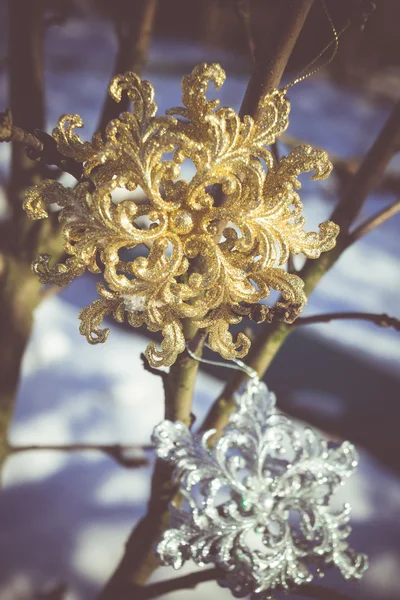 Gold und Silber Schneeflocke auf Schnee-Retro — Stockfoto