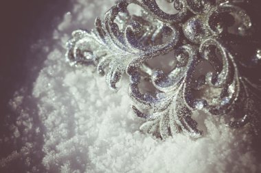 Gümüş kar tanesi üzerinde kar Retro