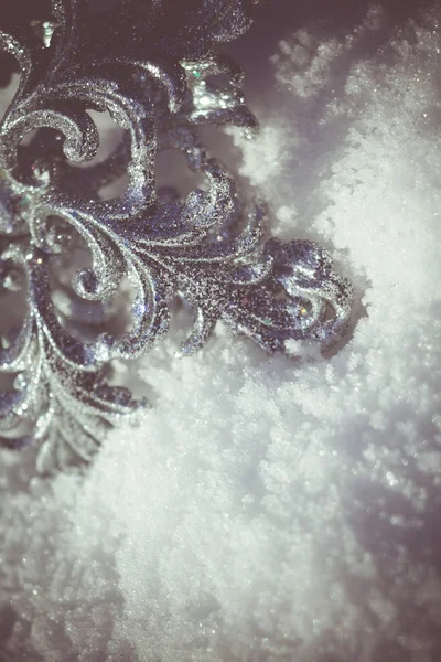 Floco de neve de prata na neve retro — Fotografia de Stock