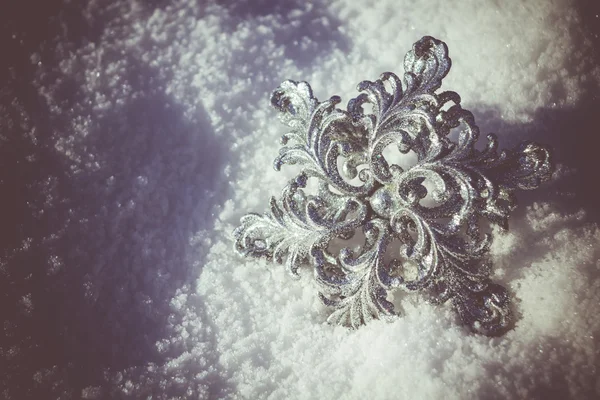 Copo de nieve de plata en la nieve Retro — Foto de Stock