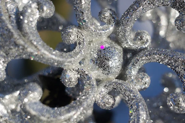 Срібло Сніжинка на снігу — стокове фото