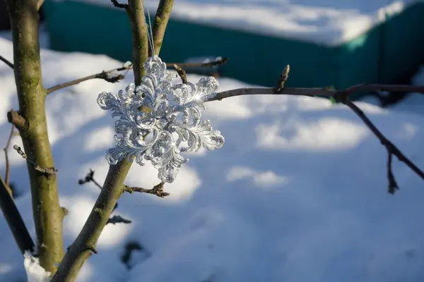 Copo de nieve de plata en la nieve —  Fotos de Stock