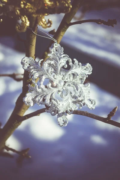 Срібло Сніжинка на снігу ретро — стокове фото