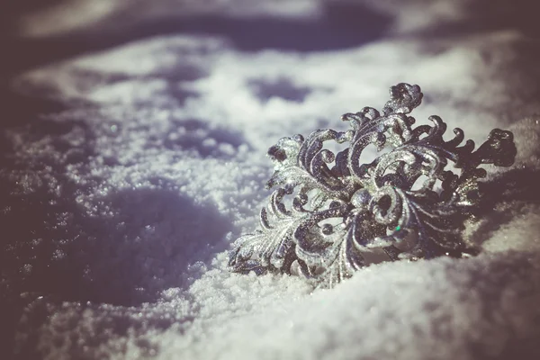 Copo de nieve de plata en la nieve Retro — Foto de Stock