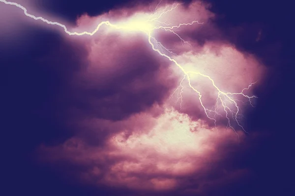 Nubes de tormenta y relámpagos — Foto de Stock