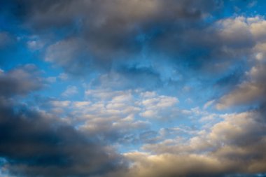 Mavi Gökyüzü ve Bulutlar