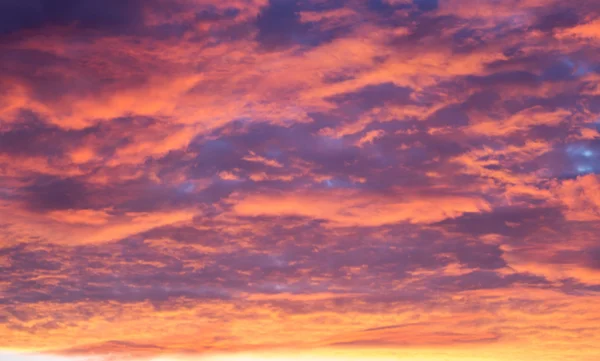 Σύννεφα στο ηλιοβασίλεμα φόντο — Φωτογραφία Αρχείου