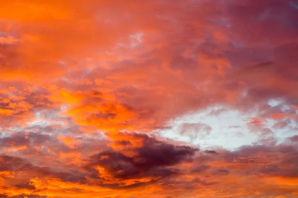 Pôr do sol nuvens fundo — Fotografia de Stock