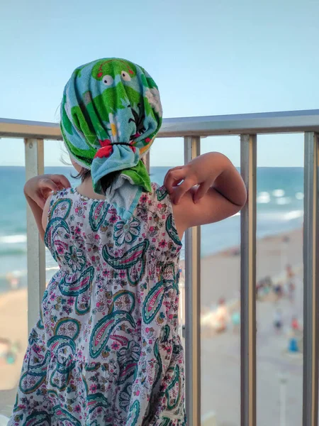 Дівчинка Висушує Волосся Рушником Дивлячись Пляж Тераси Сонячний Літній День — стокове фото