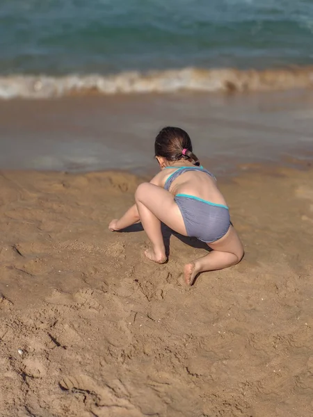 스페인 발렌시아의 여름날 해변에서 겨우살이를 파란색 수영복을 스톡 사진