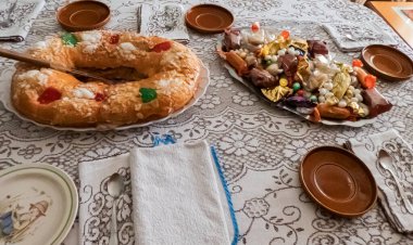 Geleneksel bir İspanyol masasında üç kral keki ve arka planda biraz Noel tatlısı.