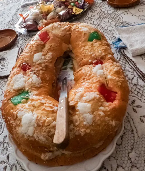 三个国王蛋糕在一个传统的西班牙桌子上 背景上有一些圣诞糖果 — 图库照片