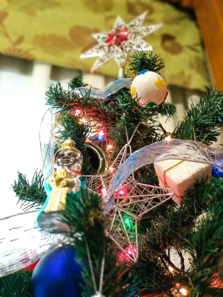 Detalhe Uma Árvore Natal Com Uma Estrela Topo Decoração Tradicional — Fotografia de Stock
