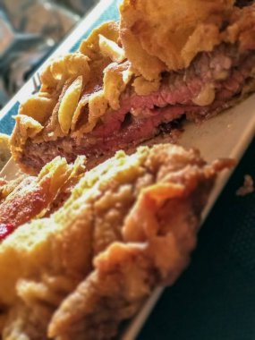 Patates ve biberli tipik Asturian yemeği.