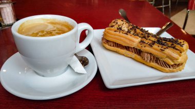 Kahveyle kahvaltı ve lezzetli çikolatalı çörek.