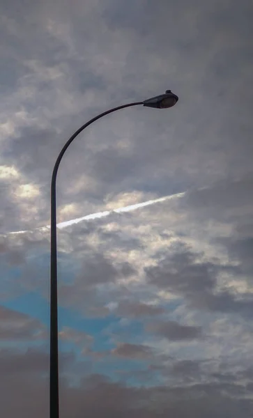 Уличная Лампа Голубем Наверху Облачным Небом — стоковое фото