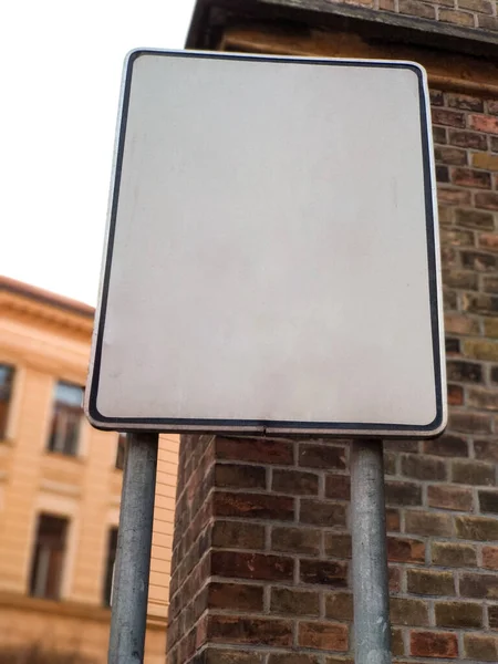 Leeres Schild Einer Straßenecke Neben Einer Ziegelmauer — Stockfoto