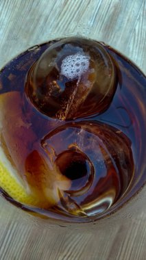 Buzlu bir kola ve bir dilim limon.