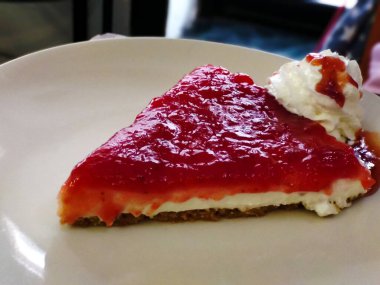 Çilek reçelli lezzetli peynirli kek.