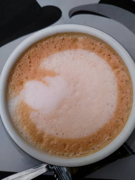 一杯有大量泡沫的热咖啡的顶部视图 — 图库照片
