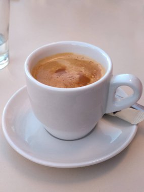 Bir fincan köpüklü sütlü kahve.