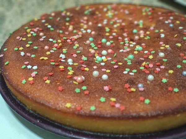 Delicioso Pastel Casero Con Glaseado Decoraciones Azúcar — Foto de Stock