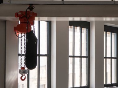 Bazı pencerelerin yanındaki binanın tavanına elektrik asansörü yerleştirilmiş.