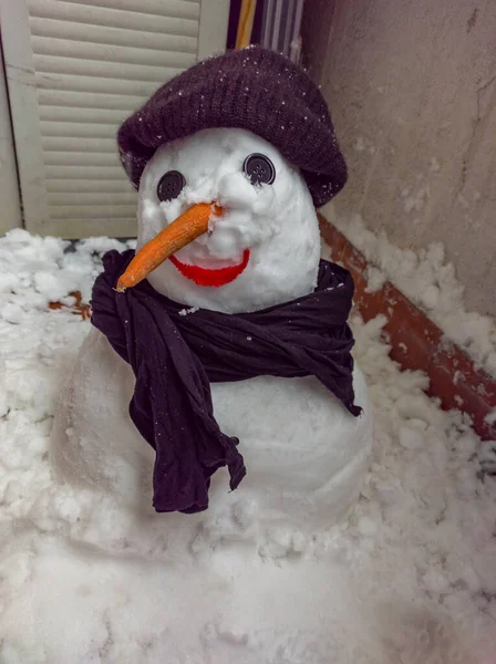 Маленький Смешной Снеговик Сделанный Дворе — стоковое фото