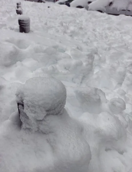 Боларди Поховані Снігу Після Шторму Місті — стокове фото